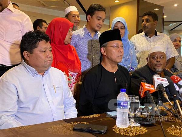 Hasni (tengah) pada sidang media selepas dilantik sebagai Menteri Besar Johor hari ini.