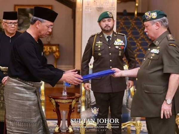 Hasni menerima watikah lantikan sebagai Menteri Besar Johor daripada Sultan Ibrahim di Istana Bukit Serene, Johor Bahru. -Foto Facebook Sultan Ibrahim Sultan Iskandar