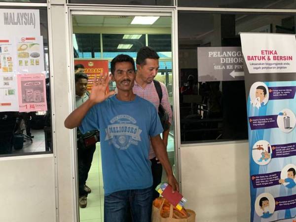 Ramli melambai kegembiraan selepas selamat tiba di Terminal Feri Maharani Muar semalam.