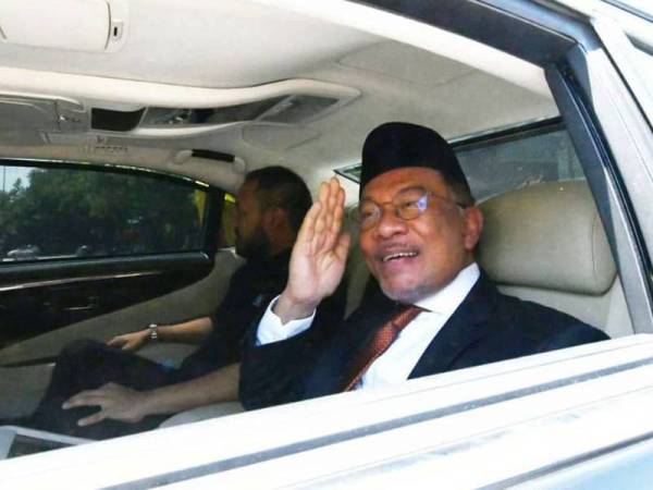 Anwar meninggalkan pekarangan Istana Negara selepas 10 minit tiba melalui pintu 2 pada jam 1.30 tengah hari tadi. - FOTO ROSLI TALIB