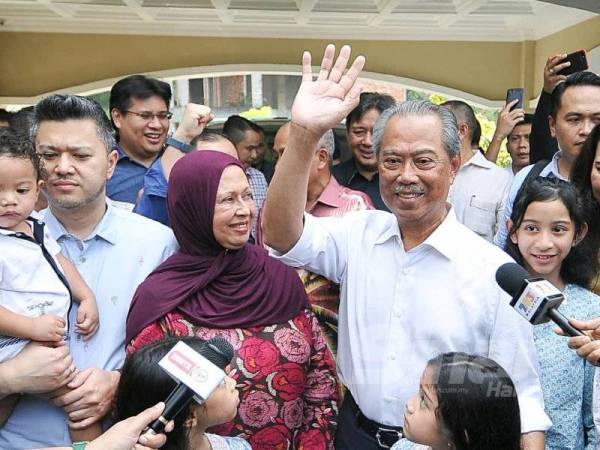 Muhyiddin ketika ditemui media di kediaman beliau, sebentar tadi. -Foto Sinar Harian ROSLI TALIB