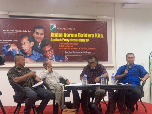 Dua dari kiri, Baharudin, Prof Dr Mohd Azizuddin dan Prof Dr Ahmad Murad bercakap pada Program Wacana Pena 'Andai Karam Bahtera Kita Apakah Penyelesaiannya' di sini hari ini.