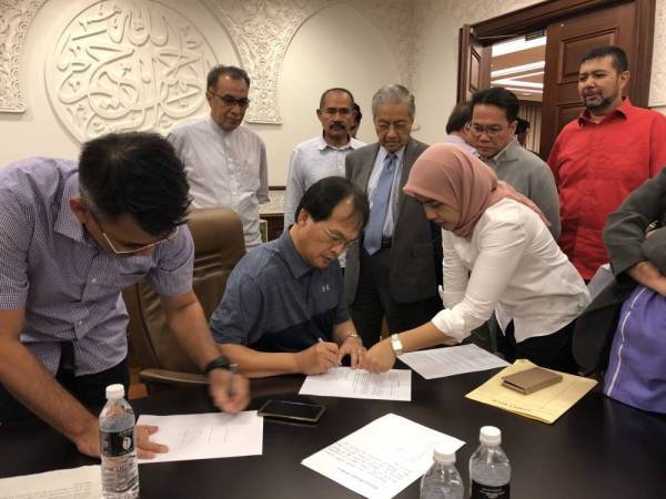 Baru Bian hadir untuk tandatangan SD menyokong Tun Dr Mahathir Mohamad sebagai Perdana Menteri. -Foto Twitter Fahmi Fadzil