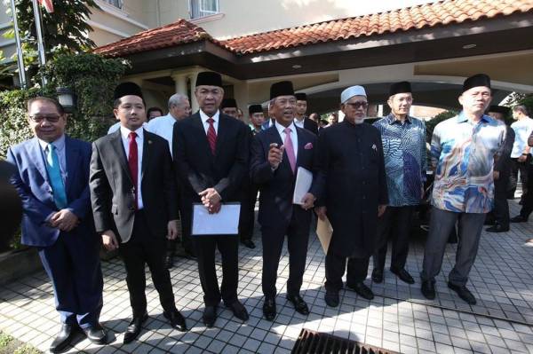 Muhyiddin (empat dari kiri) di kediamannya sebelum bertolak ke Istana Negara untuk menghadap Yang di-Pertuan Agong. Turut serta, Presiden UMNO, Datuk Seri Ahmad Zahid Hamidi (tiga dari kiri) dan Presiden Pas, Datuk Seri Abd Hadi Awang (tiga dari kanan),