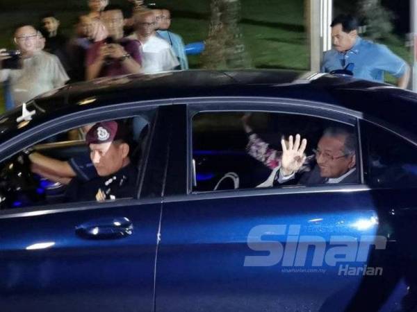 Dr Mahathir melambai tangan kepada petugas media ketika keluar dari Yayasan Al Bukhary selepas tamat mesyuarat tergempar Majlis Presiden Pakatan Harapan (PH).