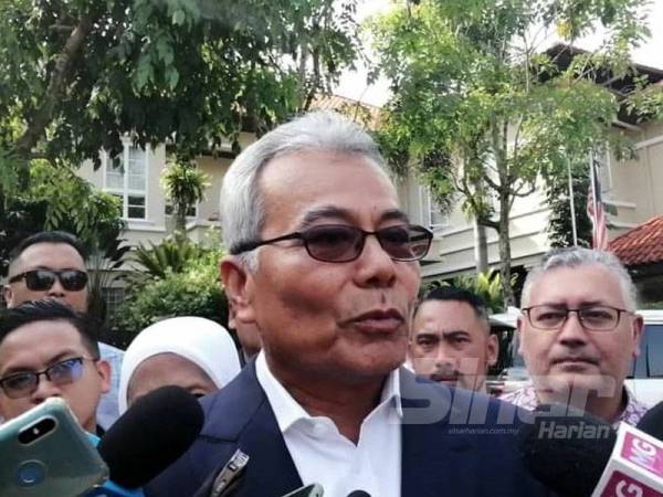 Mohd Redzuan bercakap kepada media di pekarangan kediaman Perdana Menteri kelapan pagi ini.