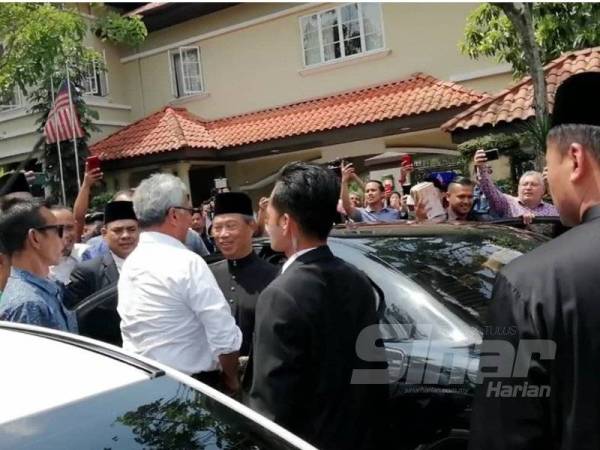 Perdana Menteri, Tan Sri Muhyiddin Yassin disambut puluhan penyokong ketika tiba di kediamannya di sini hari ini.