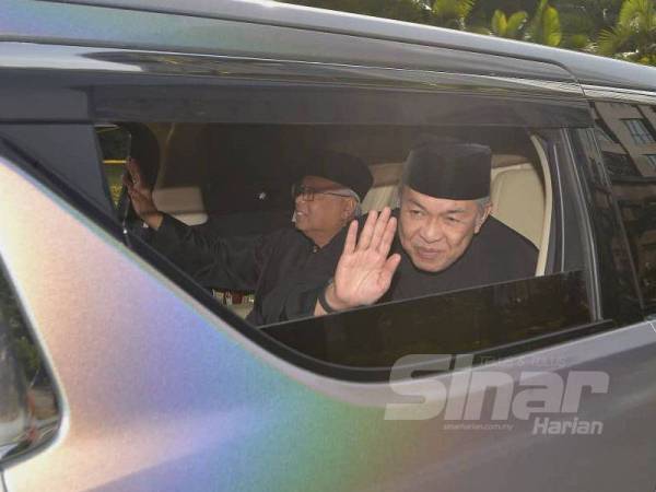 Ahmad Zahid dan Ahli Parlimen Bera, Datuk Seri Ismail Sabri Yaakob ketika tiba di Istana Negara pagi tadi.