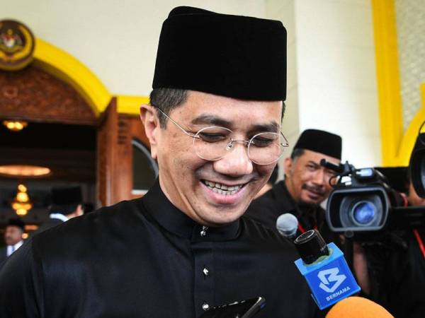 Ahli Parlimen Gombak, Datuk Seri Mohamed Azmin Ali menjawab pertanyaan media selepas menghadiri Istiadat Pengurniaan Surat Cara Pelantikan dan Mengangkat Sumpah Jawatan dan Setia serta Sumpah Simpan Rahsia di Istana Negara hari ini. - Foto Bernama