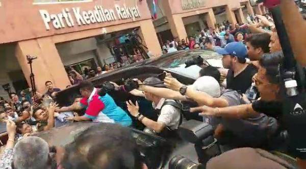 Mesyuarat Majlis Perwakilan Pemimpin (MPP) Parti Keadilan Rakyat (PKR) kecoh apabila segelintir ahli parti itu melaungkan 'pengkhianat' terhadap beberapa ahli pimpinan PKR yang didakwa melakukan sabotaj terhadap parti.