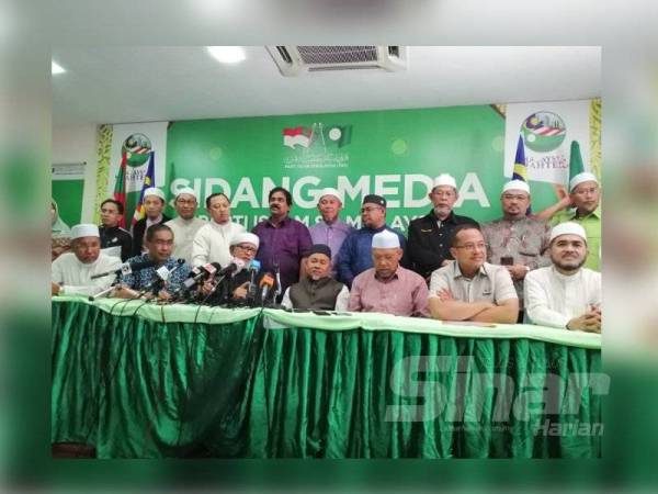 Abdul Hadi (tiga dari kiri) pada sidang media khas Presiden Pas di Pejabat Agung Pas di Kuala Lumpur di sini hari ini. 