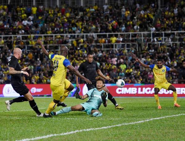 Pemain Pahang, Dickson Nwakaeme dihalang penjaga gol Selangor, Khairulazhan Khalid pada perlawanan Liga Super di Kuantan. -Foto Bernama
