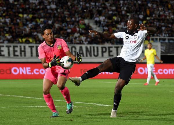 Penjaga gol Perak, Mohammad Nasrullah Abdul Aziz (kiri) berjaya menghalang percubaan penyerang TFC, Dominique Da Sylva pada saingan Liga Super di Stadium Sultan Mizan Zainal Abidin, Gong Badak. -Foto Bernama