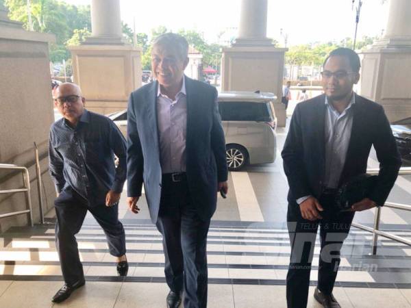 Ahmad Zahid tiba di Mahkamah Tinggi Kuala Lumpur bagi menghadiri perbicaraan kes yang dihadapinya hari ini.