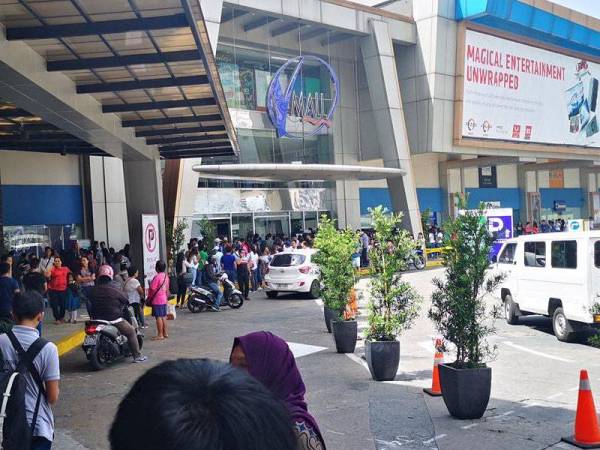 Pusat beli-belah V-Mall ditutup susulan insiden krisis tebusan itu. - Foto Agensi