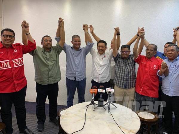 Ahmad Jazlan (tengah) bersama sebahagian barisan tertinggi UMNO Kelantan dan ketua-ketua bahagian yang menyertai sidang media di sini hari ini.