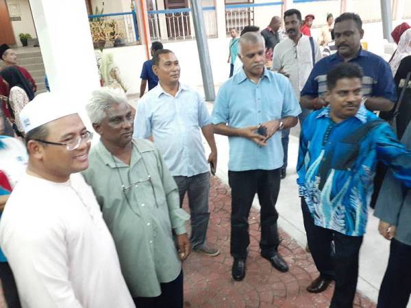 Amirudin bergambar bersama penyokongnya ketika makan malam selepas majlis doa selamat dan solat hajat kesejahteraan negeri Selangor di kediaman rasmi beliau di Seksyen 7 malam tadi.