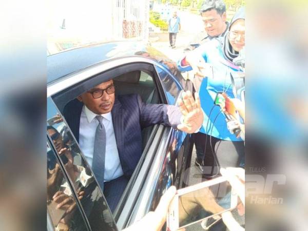 Idris meninggalkan Seri Negeri selepas mengadakan pertemuan dengan Mohd Khalil di pejabat TYT tadi.