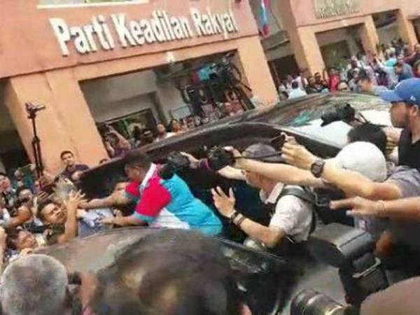 Mesyuarat Majlis Perwakilan Pemimpin (MPP) Parti Keadilan Rakyat (PKR) kecoh apabila segelintir ahli parti itu melaungkan 'pengkhianat' terhadap beberapa ahli pimpinan PKR yang didakwa melakukan sabotaj terhadap parti.