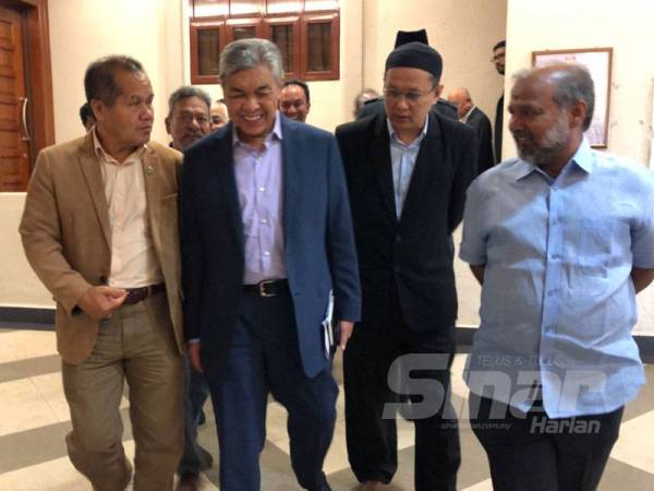 Ahmad Zahid (dua dari kiri) hadir di Mahkamah Tinggi Kuala Lumpur petang tadi setelah mahkamah mengarahkannya untuk hadir semula perbicaraan.