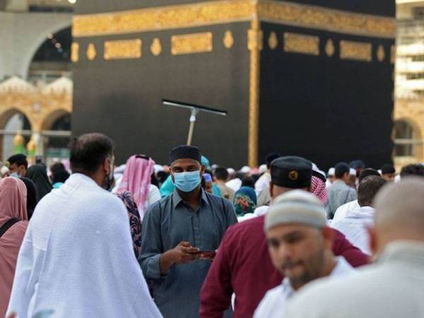 Kementerian Haji dan Umrah Arab Saudi memaklumkan jemaah umrah yang telah membuat bayaran untuk visa dan perkhidmatan lain boleh meminta bayaran balik. - Foto Agensi