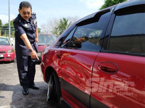 Mustafa menunjukkan kesan tembakan pada tayar kanan kereta Proton Wira yang dinaiki suspek ketika mengelak sekatan jalan raya dan merempuh tiga kenderaan di kilometer 57 Jalan Johor Bahru/Batu Pahat pada 22 Februari lalu.