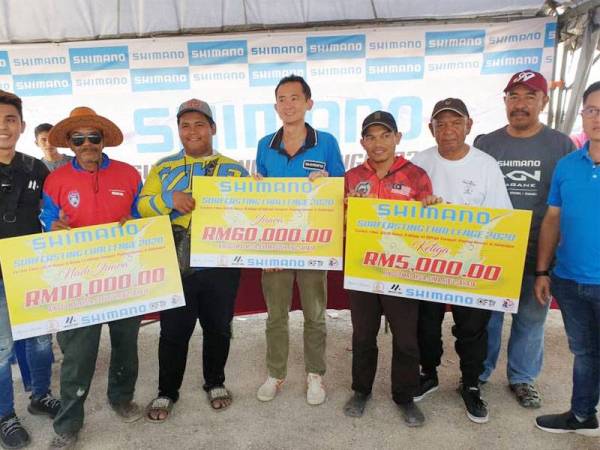 Kelvin (tengah) bersama pemenang Cabaran Memancing Shimano Surfcasting Challenge di Pantai Remis semalam.