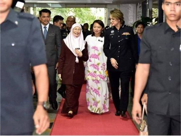 Dr Wan Azizah bersama Timbalannya, Hannah Yeoh sewaktu menyandang jawatan Menteri Pembangunan Wanita, Keluarga dan Masyarakat di bawah kerajaan Pakatan Harapan. - Foto Facebook Hannah Yeoh