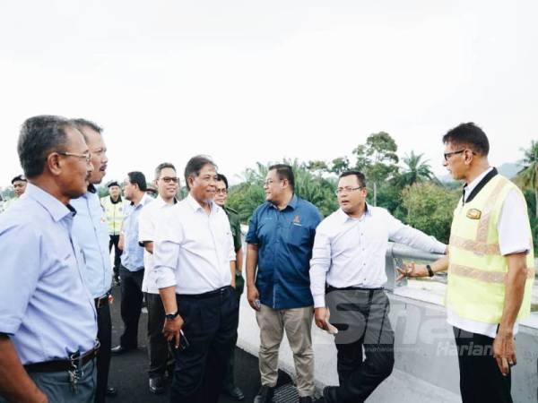 Shahabuddin (kanan) bersama Amirudin (dua dari kanan) berbincang sesuatu sewaktu lawatan tapak berkenaan. Foto: Ihsan Pejabat MB