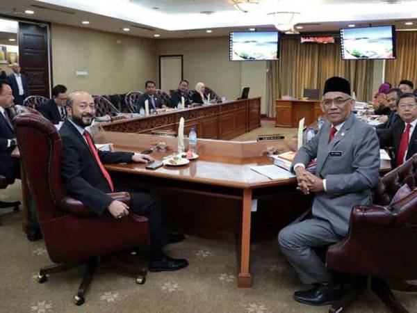 Mukhriz (kiri) ketika mempengerusikan mesyuarat Exco yang pertama selepas pembentukan kerajaan baharu di Wisma Darul Aman hari ini.