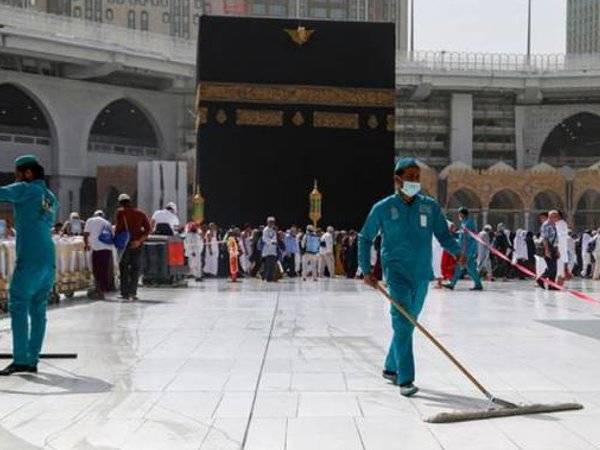 Kerajaan Arab Saudi kini menghalang rakyatnya sendiri untuk memasuki Kota Makkah bagi mengerjakan ibadah umrah kerana risiko penyebaran wabak Covid-19. -Foto Reuters