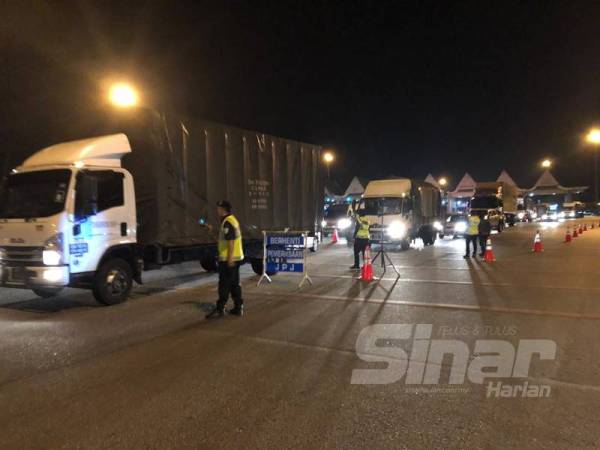 Ops bersepadu yang dijalankan di Plaza Tol Sungai Dua malam tadi.