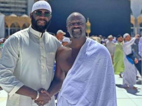 Akon menunaikan umrah dan ramai peminat tidak mengetahui dirinya adalah Muslim.