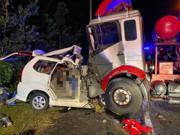 Keadaan di lokasi kemalangan membabitkan lori trak tunda dan sebuah MPV di Jalan Mersing-Endau pagi tadi. 