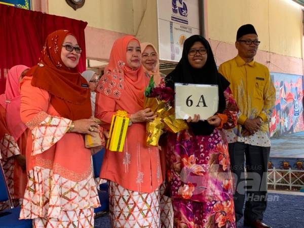 Fadlein tetap berbangga dengan dirinya walaupun hadir seorang diri tanpa kedua ibu bapa semasa mengambil keputusan tersebut. 