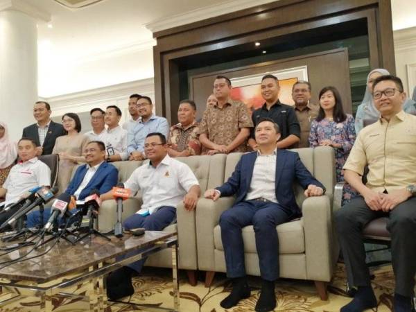 Amirudin (tengah) pada sidang media pimpinan PH di kediaman rasmi Menteri Besar Selangor di Seksyen 7 di sini hari ini. 