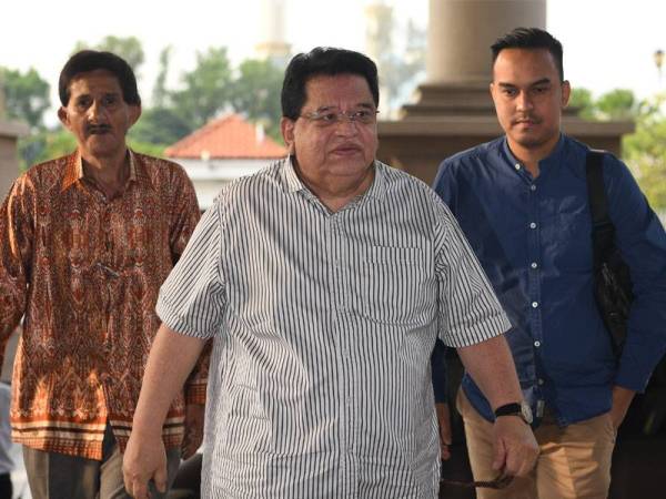 Bekas Menteri Wilayah Persekutuan Datuk Seri Tengku Adnan Tengku Mansor (tengah) hadir di Kompleks Mahkamah Kuala Lumpur hari ini, bagi prosiding bela diri beliau terhadap tuduhan menerima suapan RM2 juta daripada seorang ahli perniagaan empat tahun lepas.- FOTO: BERNAMA