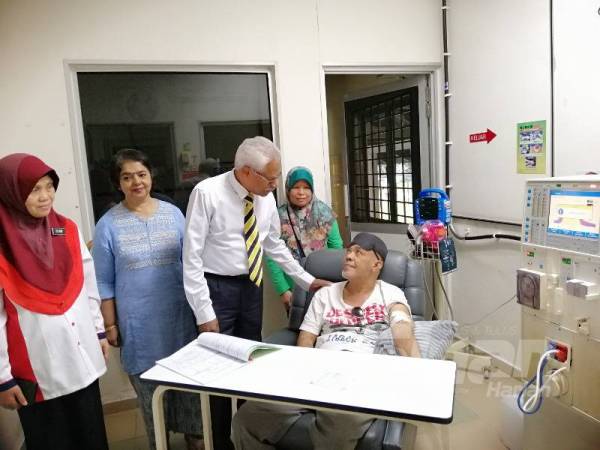 Sivanesan sempat menyapa seorang pesakit yang mendapatkan rawatan hemodialisis di Hospital Tapah. 