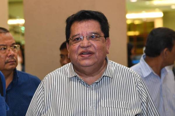 Tengku Adnan ketika hadir ke mahkamah atas dakwaan menerima suapan RM2 juta daripada seorang ahli perniagaan di Mahkamah Tinggi Kuala Lumpur. Foto: SHARIFUDIN ABDUL RAHIM