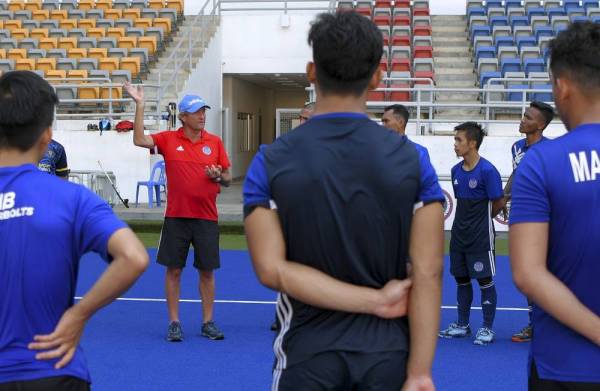 Oltmans memberi kata-kata semangat kepada skuad kendaliannya pada sesi latihan di Stadium Hoki Nasional, Bukit Jalil baru-baru ini. - Foto Bernama