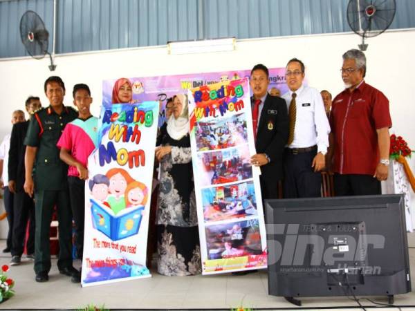 Normah Hanum (tengah) menyempurnakan perasmian penutup Program Dekad Membaca dan Bacaton Peringkat Daerah Kuala Kangsar di SK Kampung Nasib semalam.