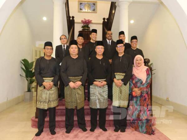 Hasni (tengah) bersama barisan Exco kerajaan negeri Johor yang baharu. 