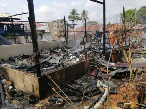 Sebanyak enam rumah di Jalan Dato Kumbar, Lorong Kenanga, Kampung Kubang Buaya terbakar pagi semalam. - Foto JBPM KEDAH