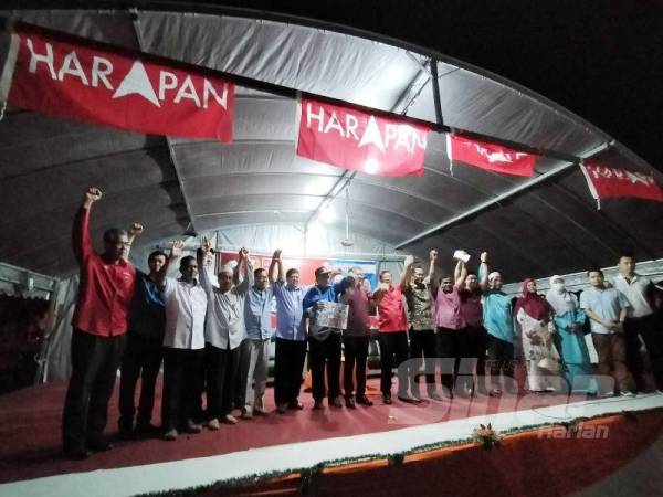 Johari (enam dari kiri) bergambar bersama pemimpin PH dan Bersatu yang hadir sempena program Jelajah Mandat Rakyat di Dataran Stargate malam tadi. 