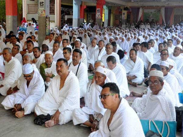 Kira-kira 1200 bakal Haji dari daerah Besut yang akan menunaikan haji khusyuk mengikuti Kursus Ibadat Haji di Sekolah Kebangsaan Nyiur Tujuh Jertih hari ini.- Foto BERNAMA