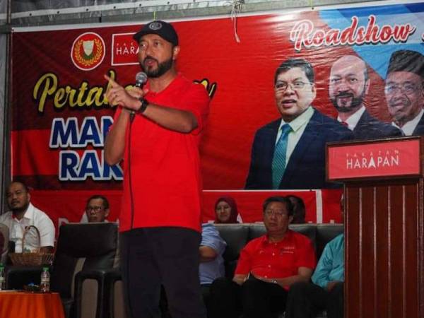 Mukhriz memberikan penerangan bersama kepimpinan PH pada Program Siri Jelajah Pertahankan Mandat Rakyat di pekarangan Pejabat PH Kedah. -Foto Facebook Dr Ismail Salleh