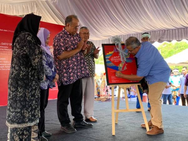 Noor Zari menandatangani plak sebagai simbolik perasmian Program Kemakmuran Seni Bersama Komuniti di Kampung Pulau Gajah.