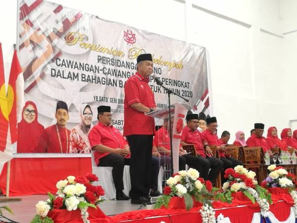 Ahmad Zahid ketika berucap merasmikan Persidangan UMNO Cawangan Empat Peringkat Dalam Bahagian Bagan Datuk Tahun 2020 di Dewan Perdana, Kompleks UMNO Bagan Datuk, di sini hari ini.