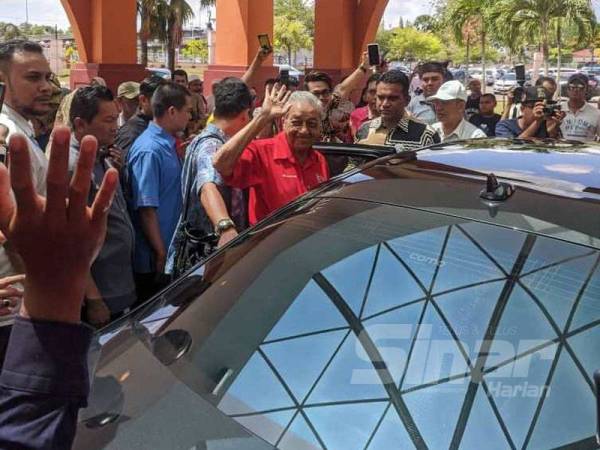 Dr Mahathir melambai kepada rakyat Kedah yang hadir memeriahkan Kenduri Rakyat Menteri Besar Kedah di Dewan Wawasan hari ini.