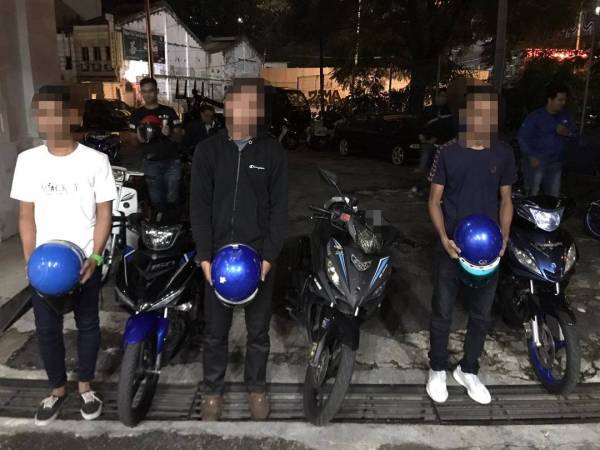 Tiga lelaki yang melakukan aksi wheelie ditahan dalam Op Samseng Jalanan di ibu negara, awal pagi tadi.